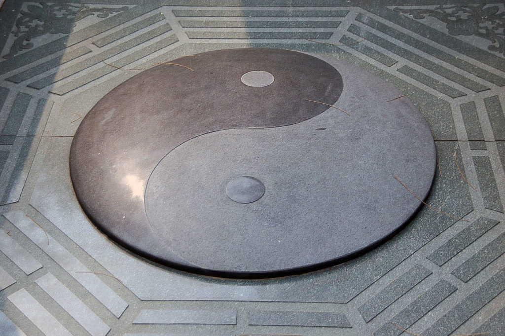 Jin-jang kőbe vésve fejezi ki a szimbólum lényegét