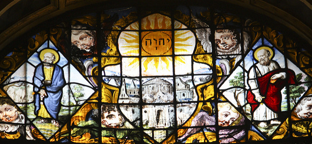 Van Linge ólomüveg ablaka a Queen's College-ban, Oxfordban. Középen a Tetragrammaton, mellette két oldalt Péter és Pál apostolok