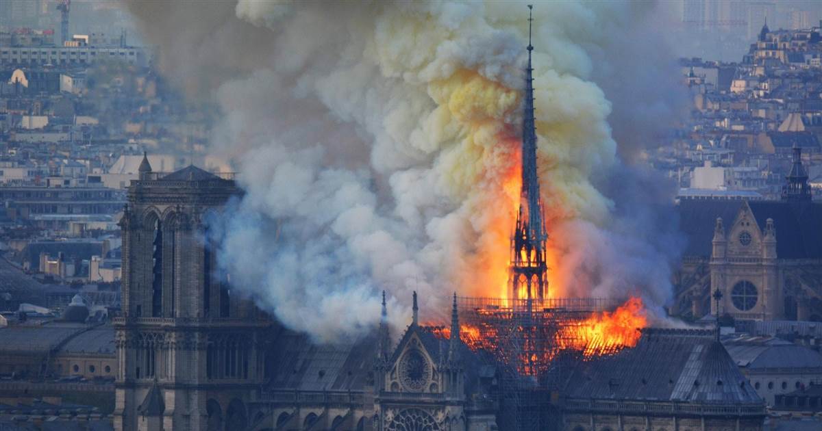 A párizsi Notre Dame székesegyház tűzhalála és feltámadása