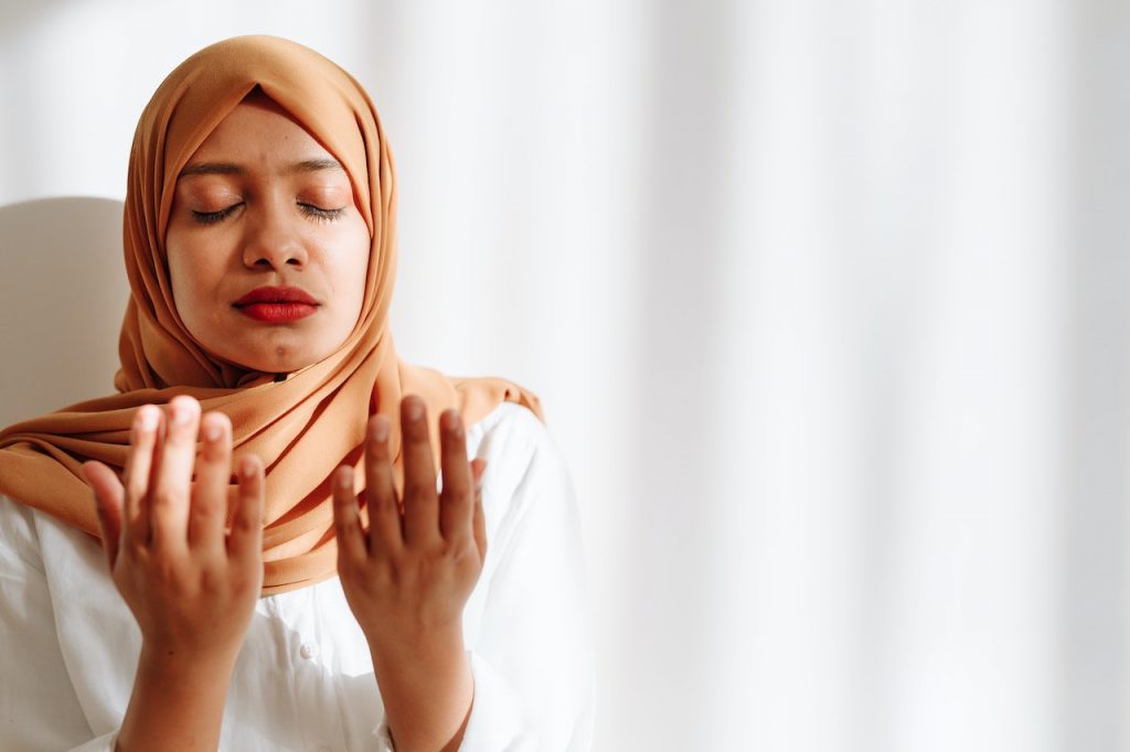 Létezhet harmonikus kapcsolat vallás és spiritualitás között?