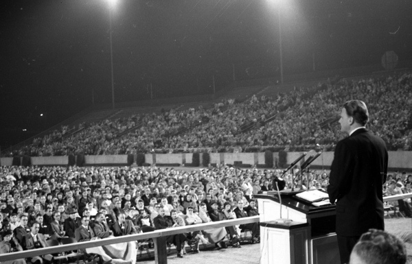 Billy Graham tömegeknek prédikál
