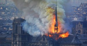 Lángokban állt a párizsi Notre Dame székesegyház
